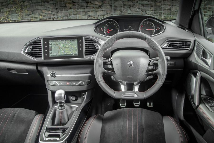  Peugeot 308 GT Line SW 2015 года  (UK) (фото 8 из 10)